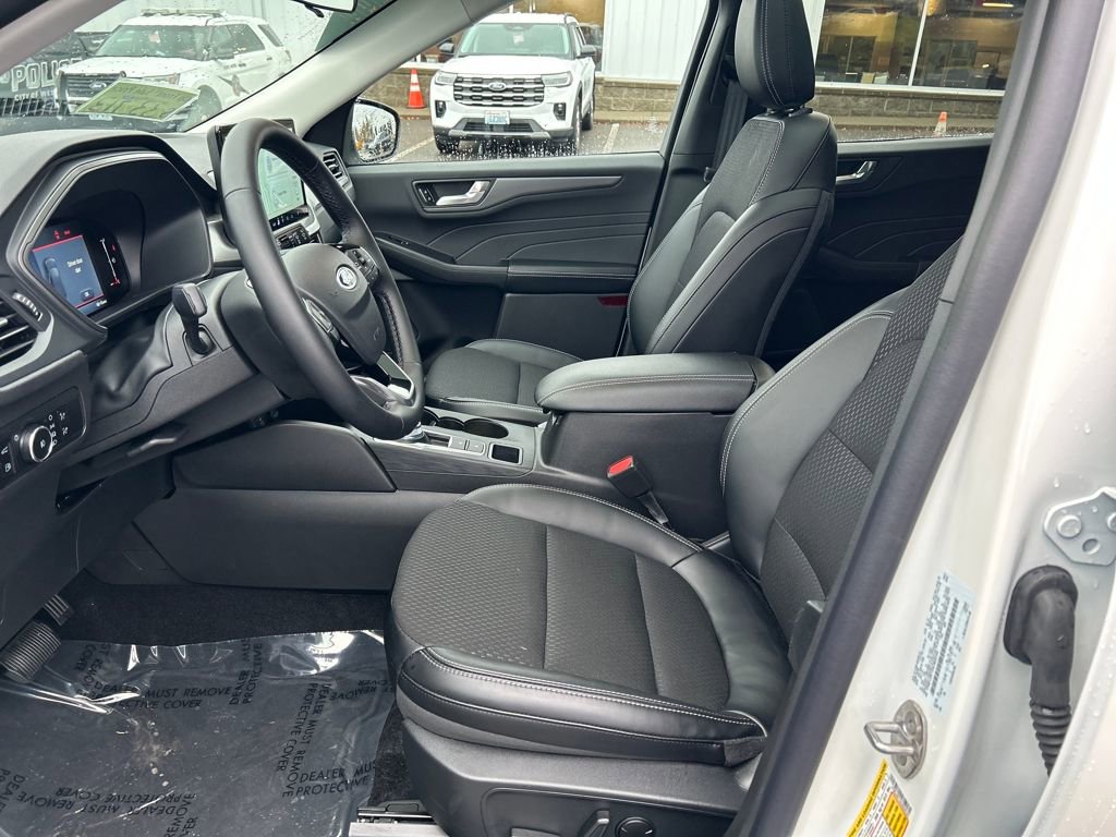 Used 2025 Ford Escape SE w/ Class II Trailer Tow Package image 5