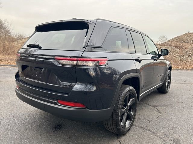 Used 2024 Jeep Grand Cherokee Limited w/ Black Appearance Package AWD/4WD image 4