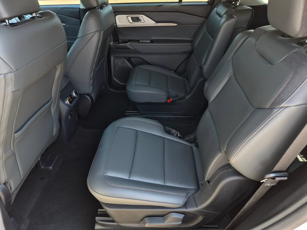 Used 2025 Ford Explorer Active w/ Active Comfort Package RWD image 33