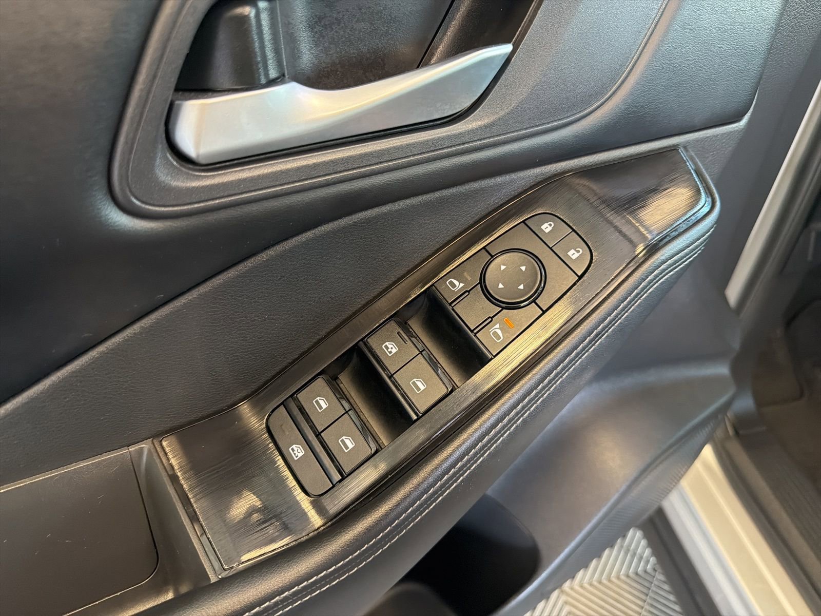 Used 2025 Nissan Rogue SV FWD image 15