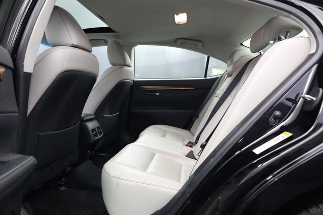 Used 2014 Lexus ES 300h w/ Luxury Package w/Bamboo Trim image 24