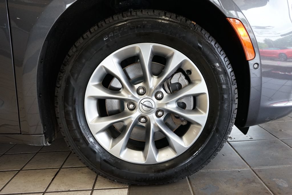 Used 2023 Chrysler Pacifica Touring-L AWD/4WD image 57