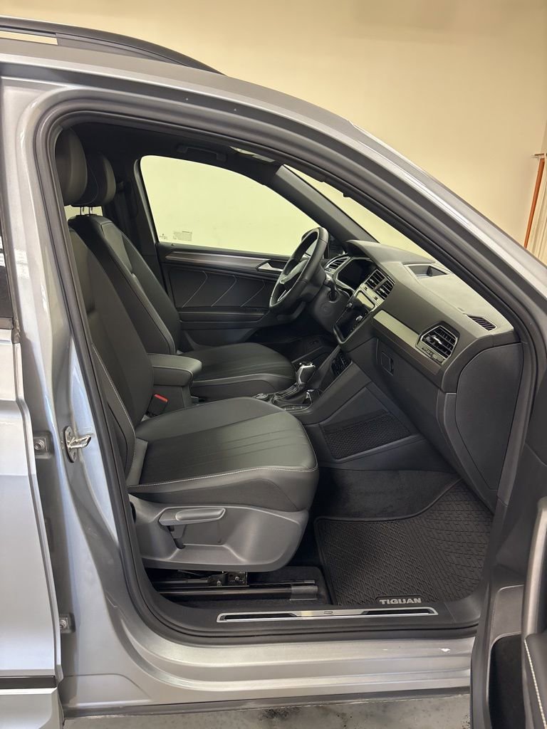 Used 2024 Volkswagen Tiguan SE R-Line AWD/4WD image 26