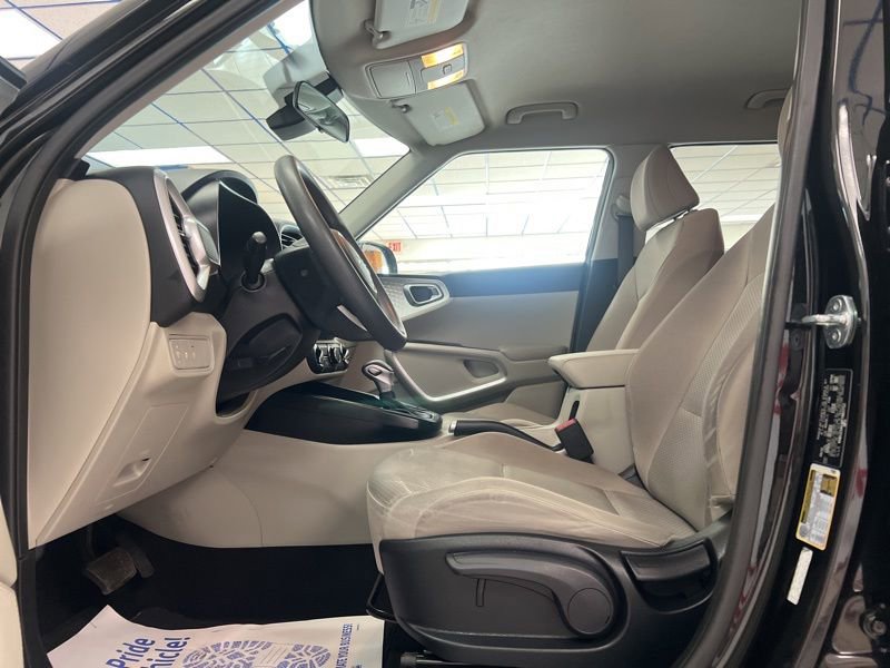 Certified 2023 Kia Soul LX FWD image 17