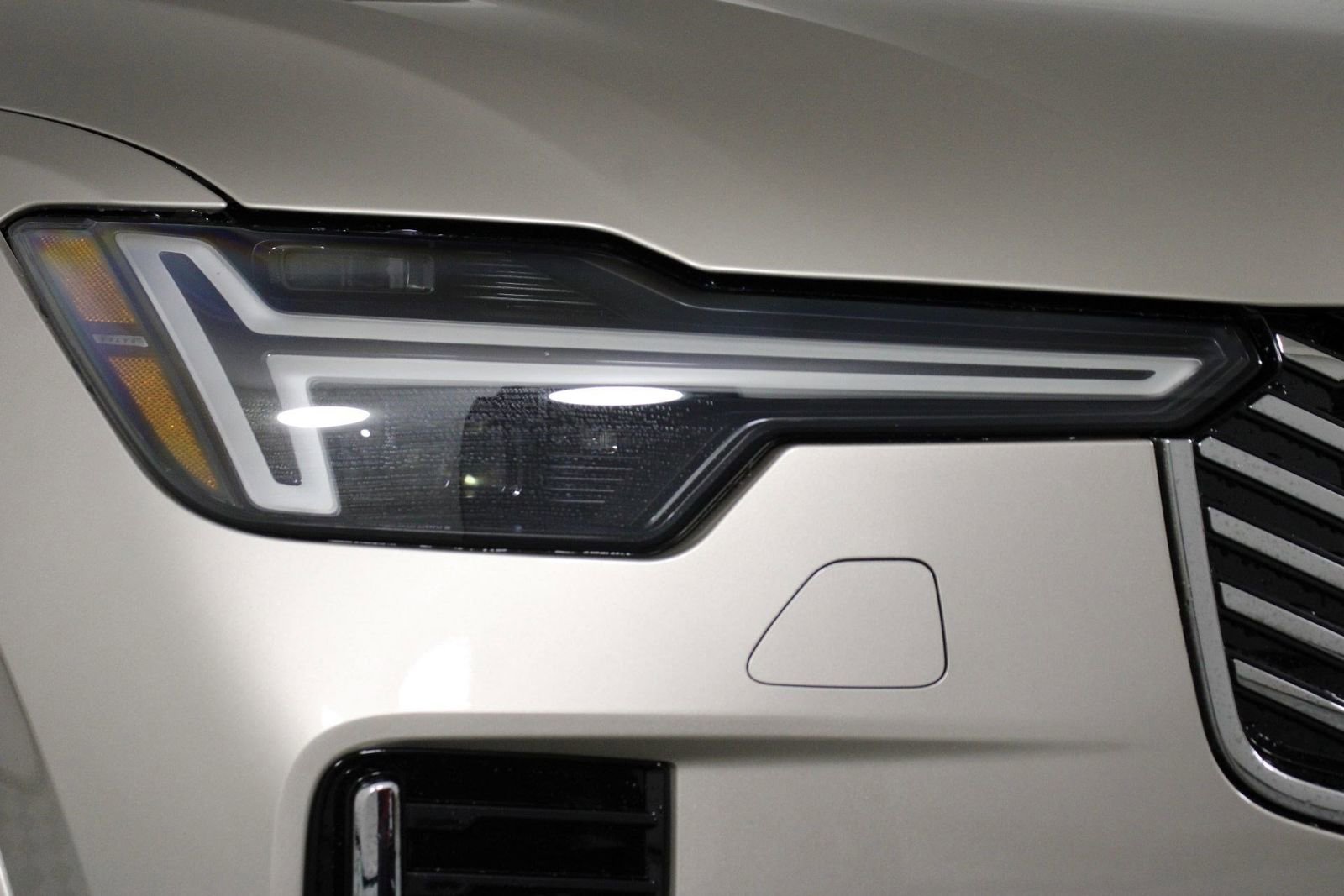 New 2026 Volvo XC90 T8 Plus w/ Protection Package Premier image 14