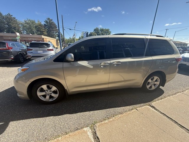 Used 2017 Toyota Sienna LE image 4