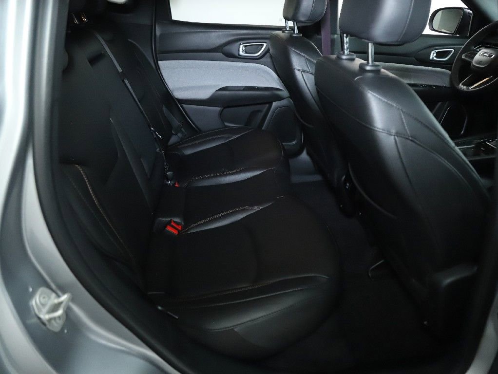 Used 2024 Jeep Compass Latitude image 32