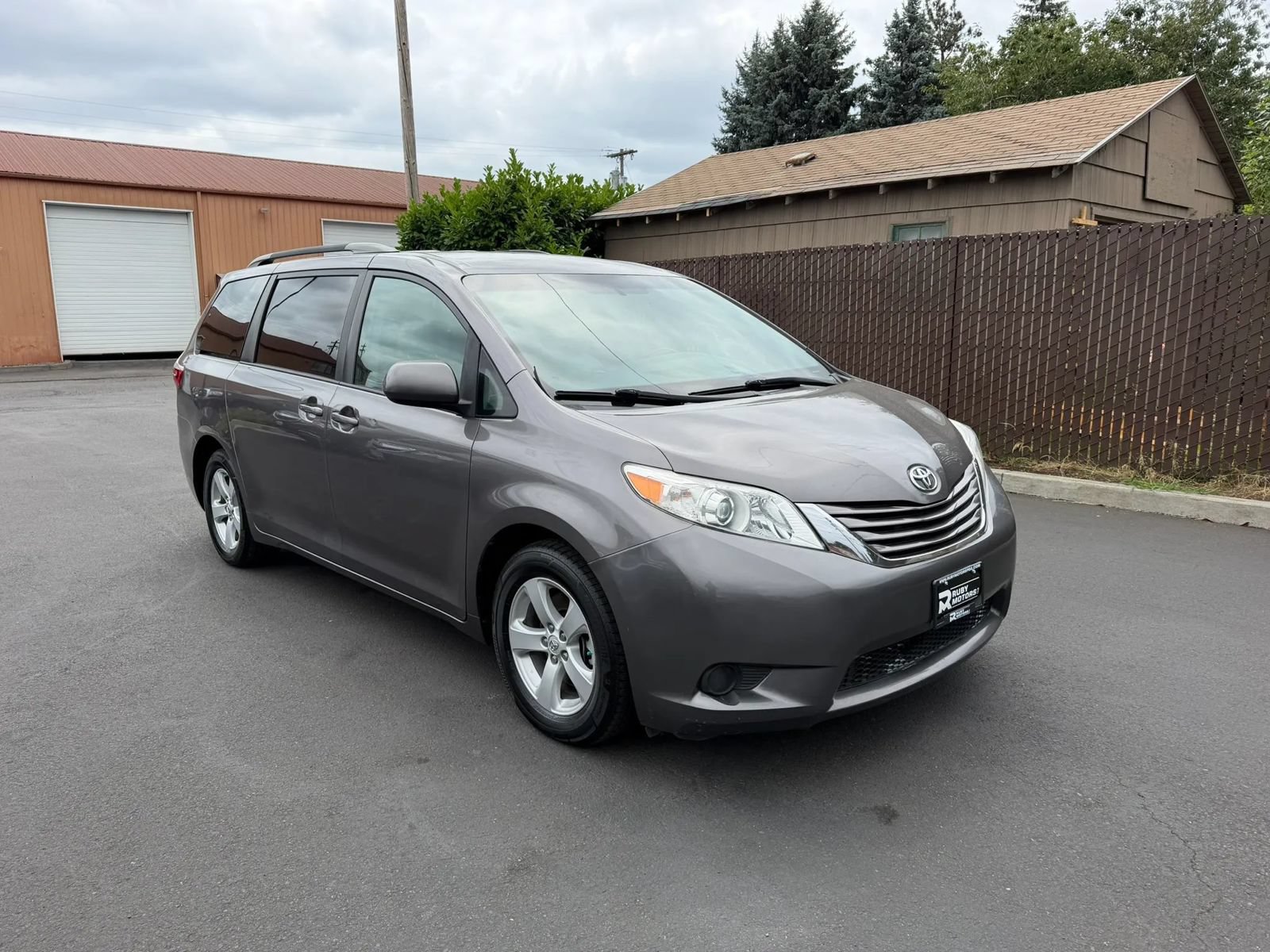 Used 2017 Toyota Sienna LE FWD image 3