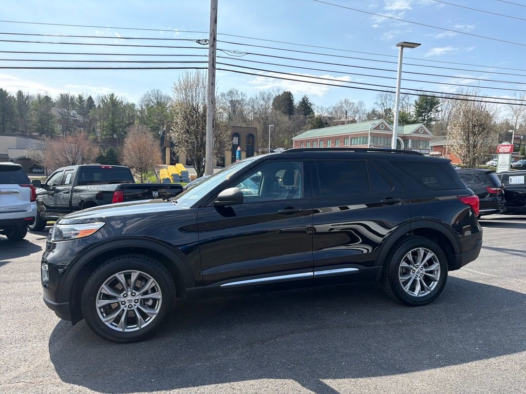 Used 2023 Ford Explorer XLT w/ Equipment Group 202A image 3