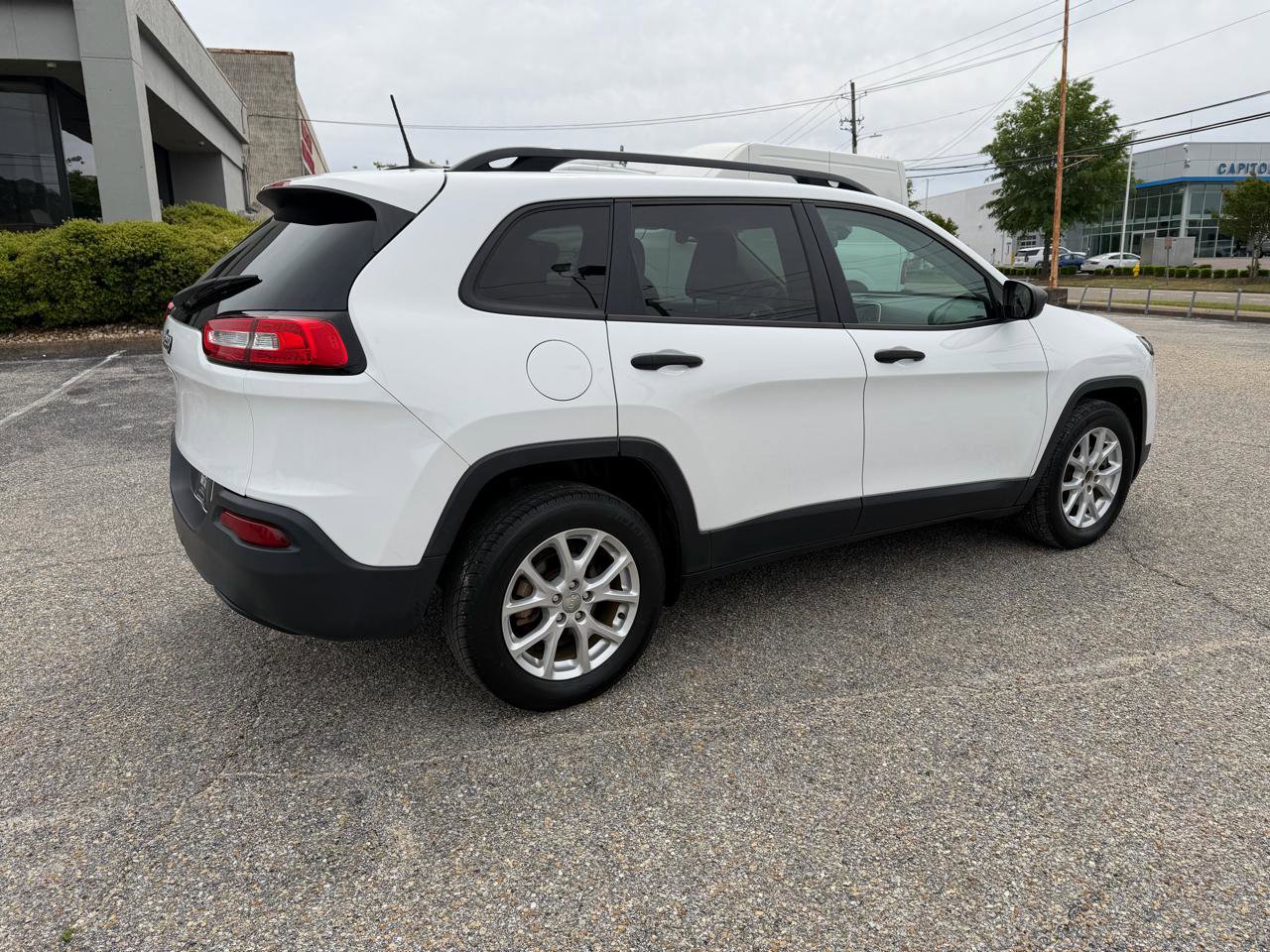 Used 2016 Jeep Cherokee Sport image 19