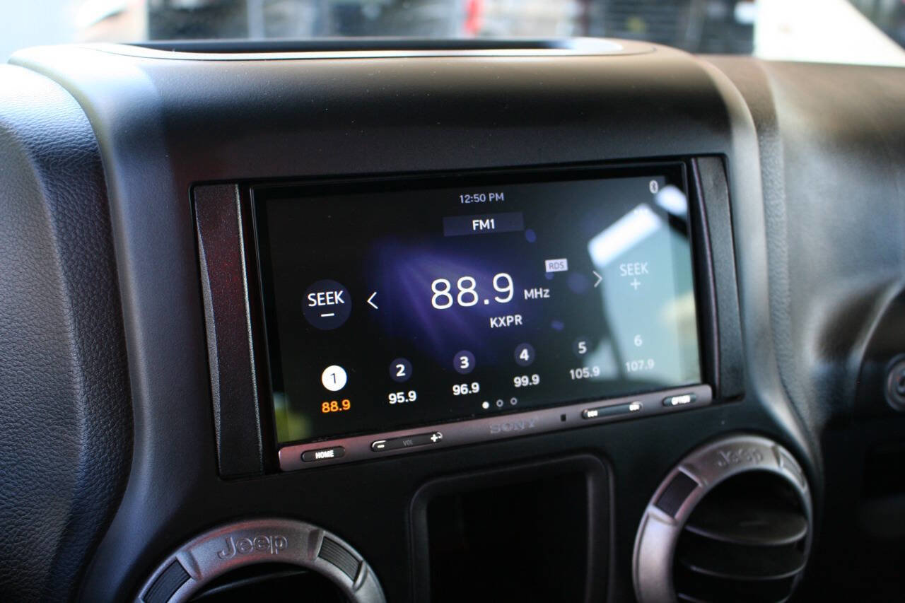 Used 2018 Jeep Wrangler Unlimited Sport w/ Connectivity Group image 16