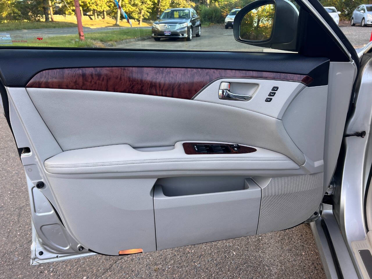 Used 2011 Toyota Avalon Limited image 32