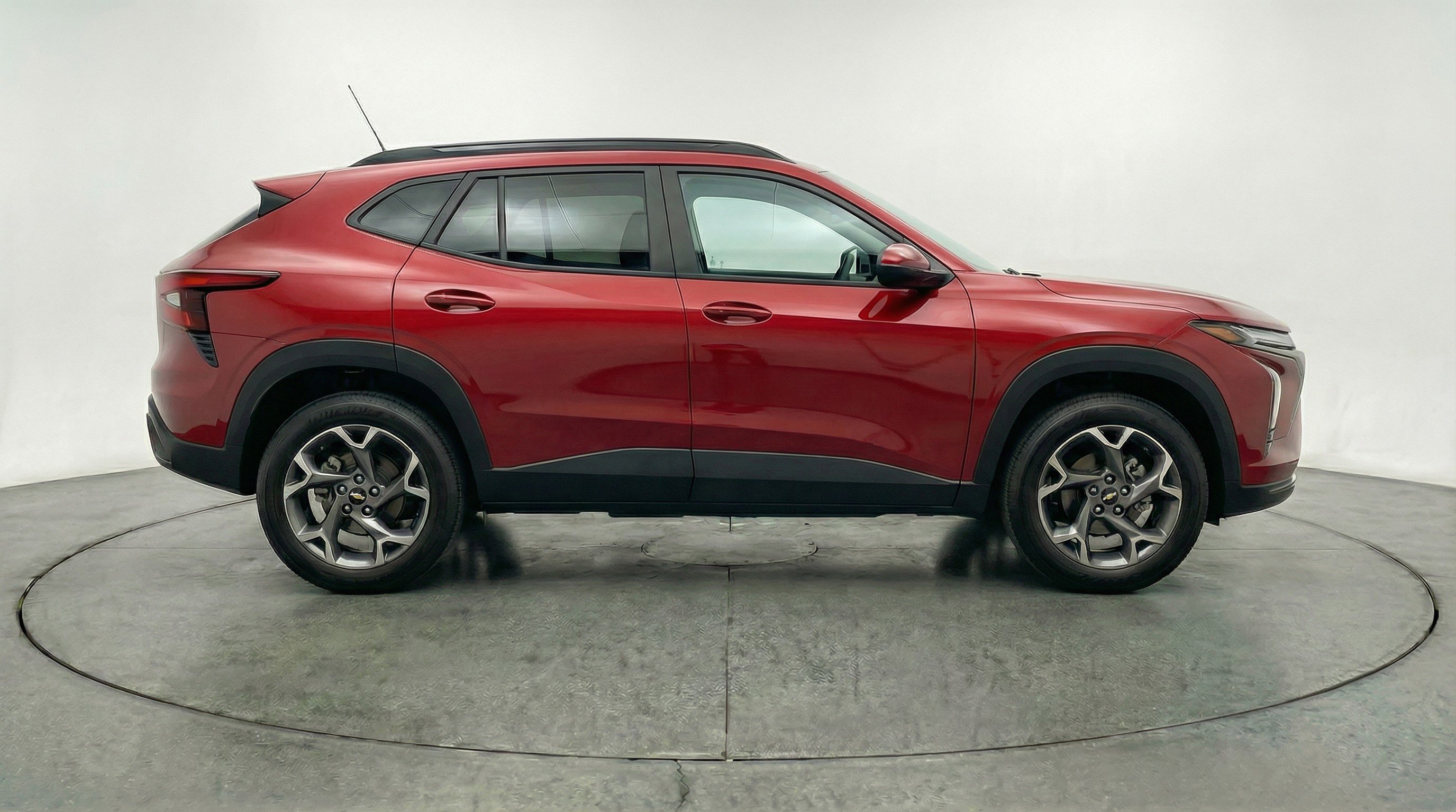 Used 2025 Chevrolet Trax LT FWD image 11