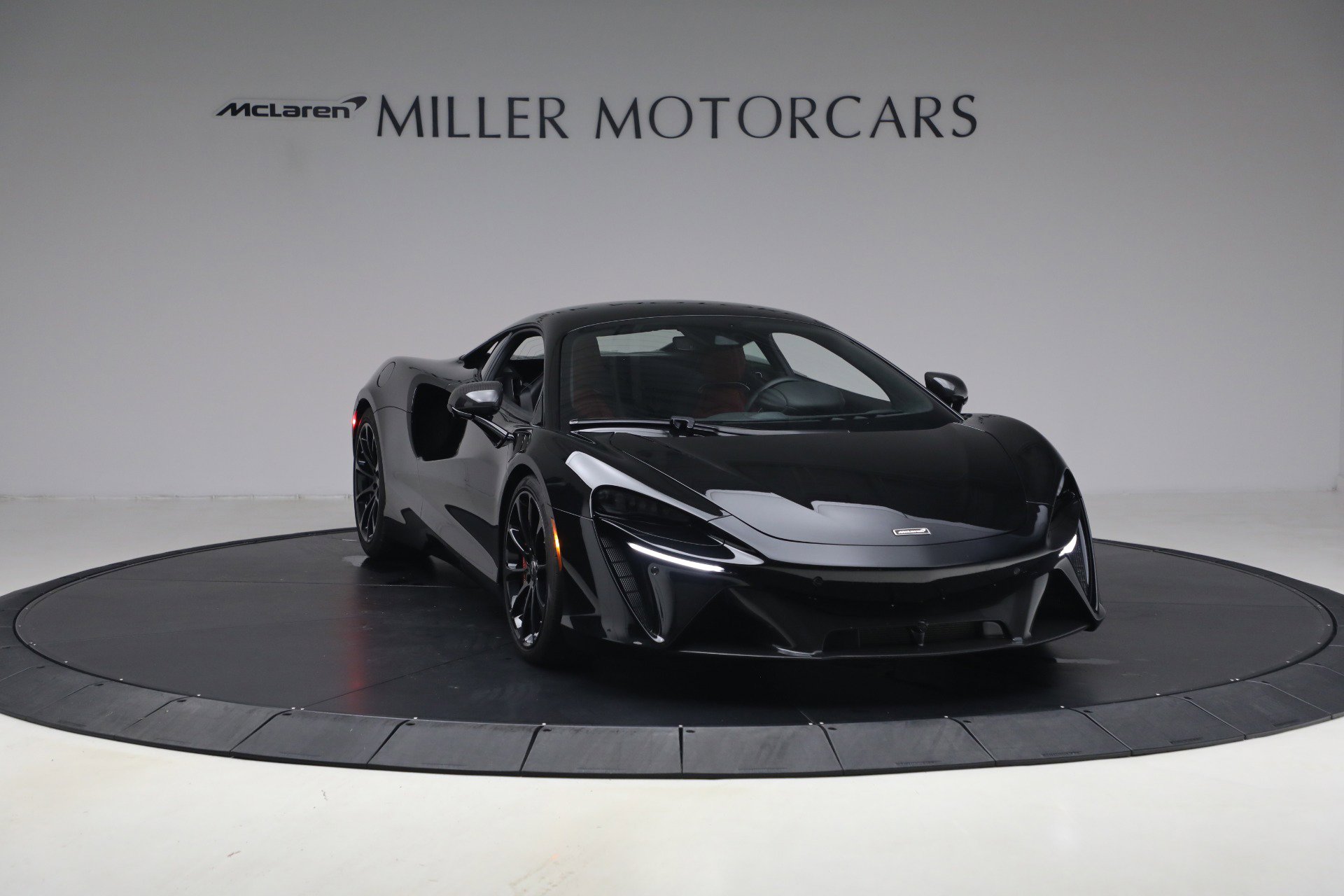 Used 2024 McLaren Artura RWD image 11