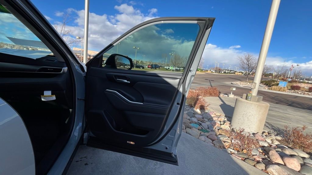 Used 2025 Toyota Highlander XLE image 19