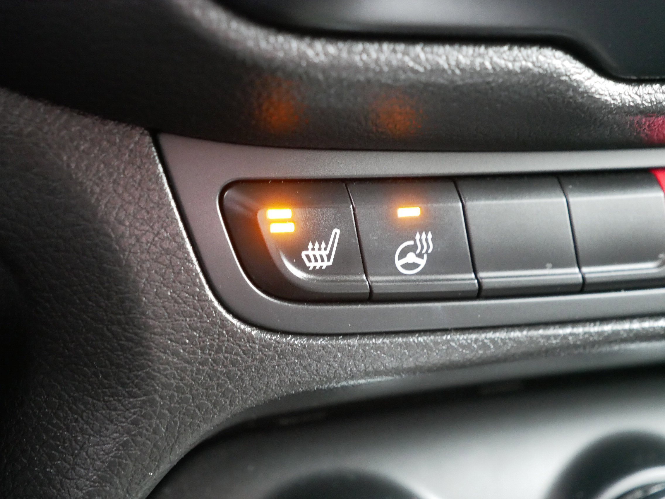 Used 2017 Jeep Renegade Latitude w/ Cold Weather Group image 34