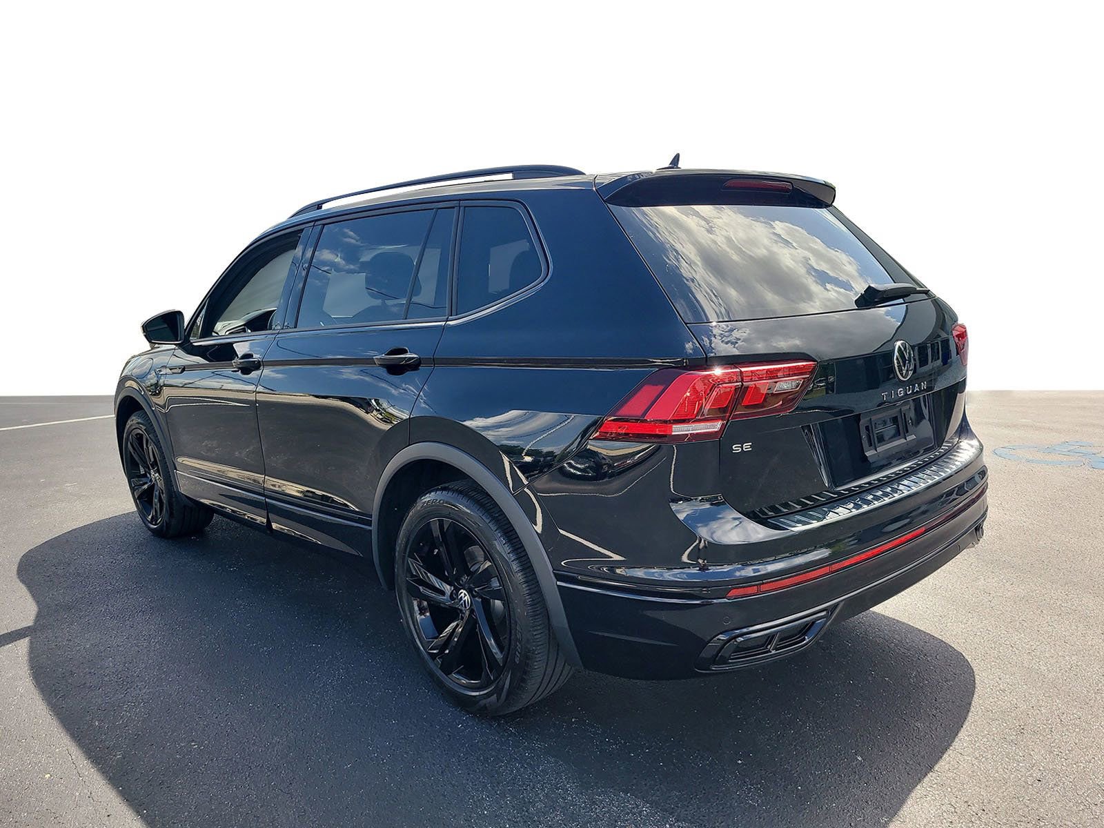 Used 2024 Volkswagen Tiguan SE R-Line image 4