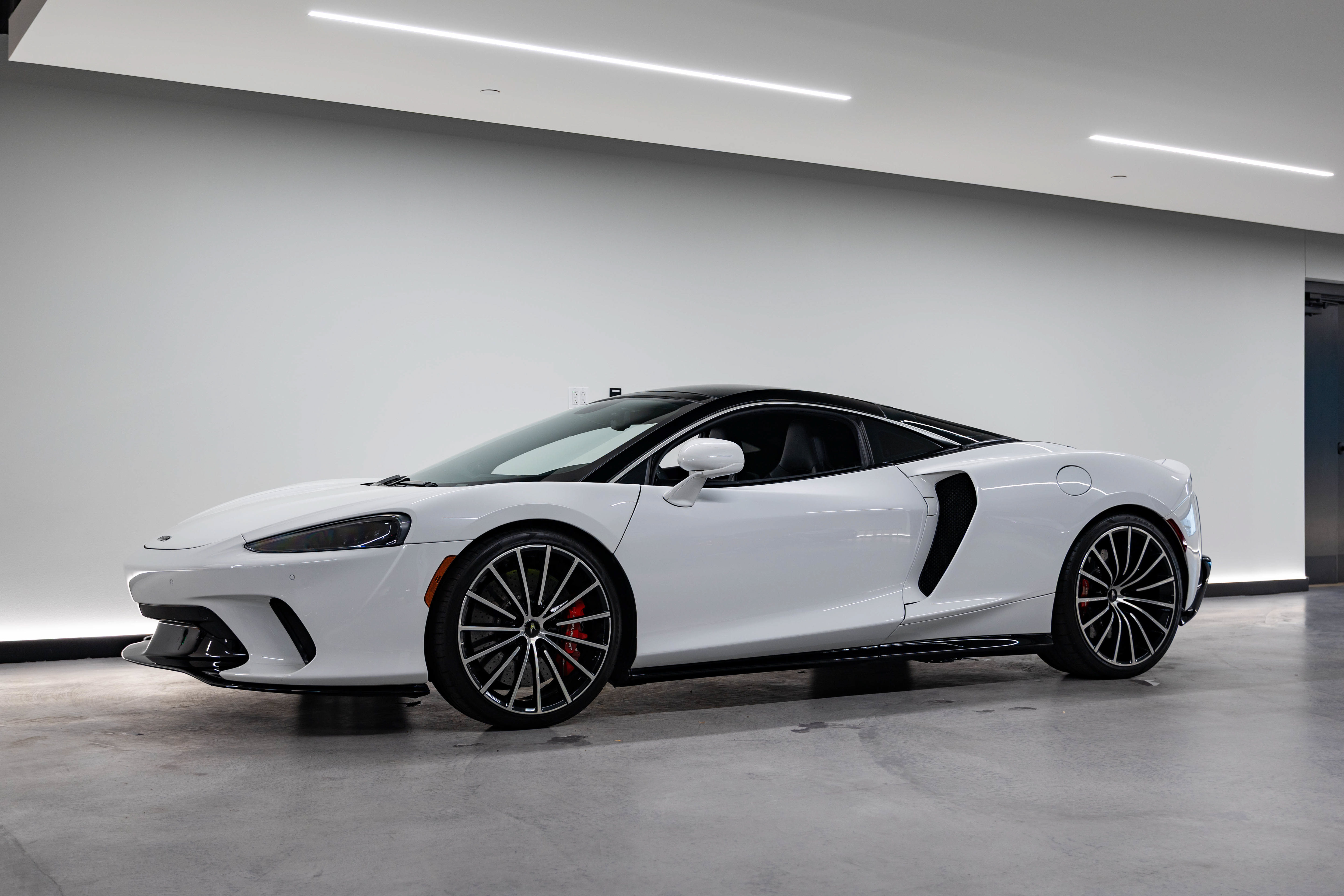 Used 2020 McLaren GT RWD image 1