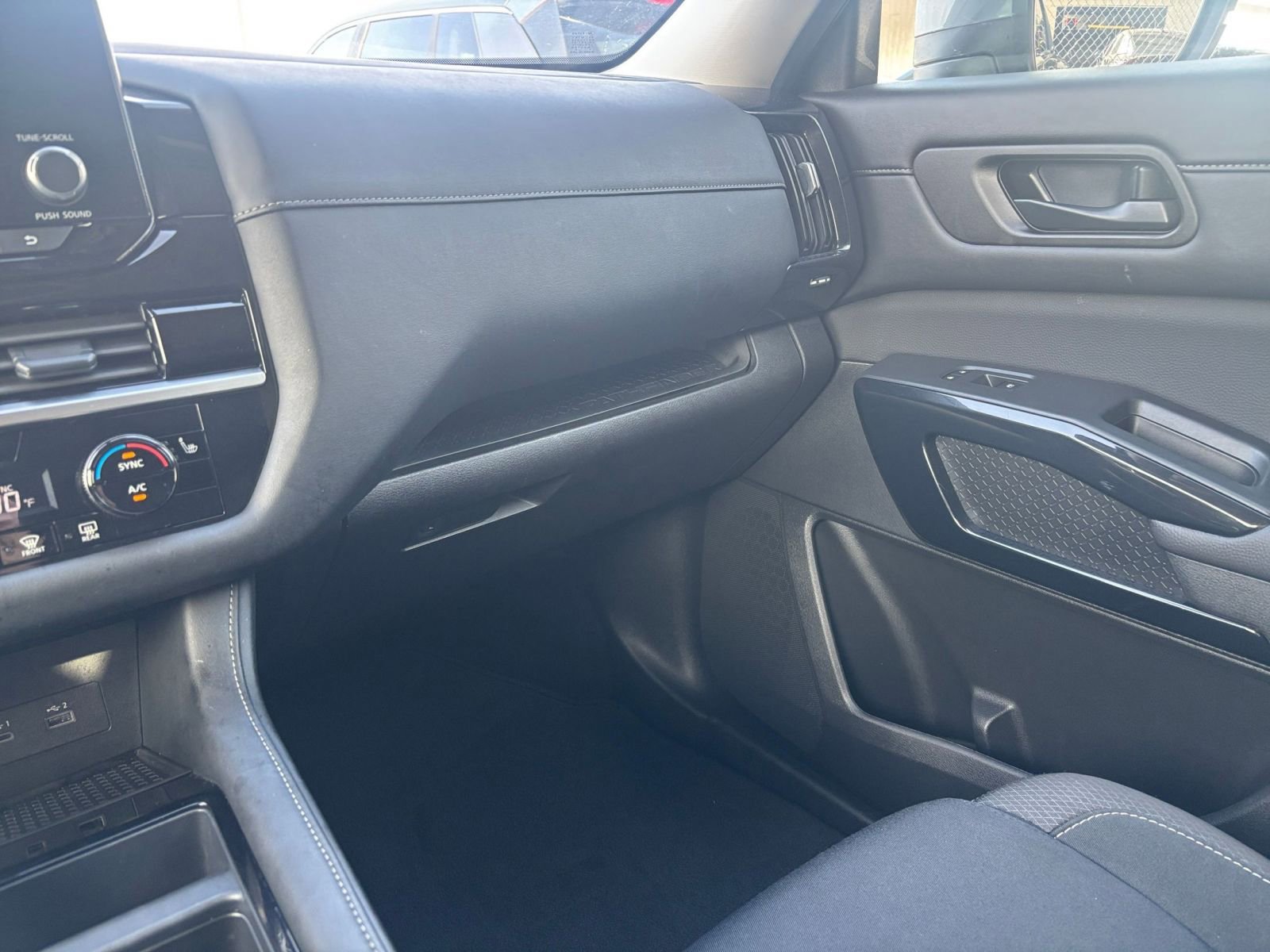 Used 2025 Nissan Pathfinder SV image 38