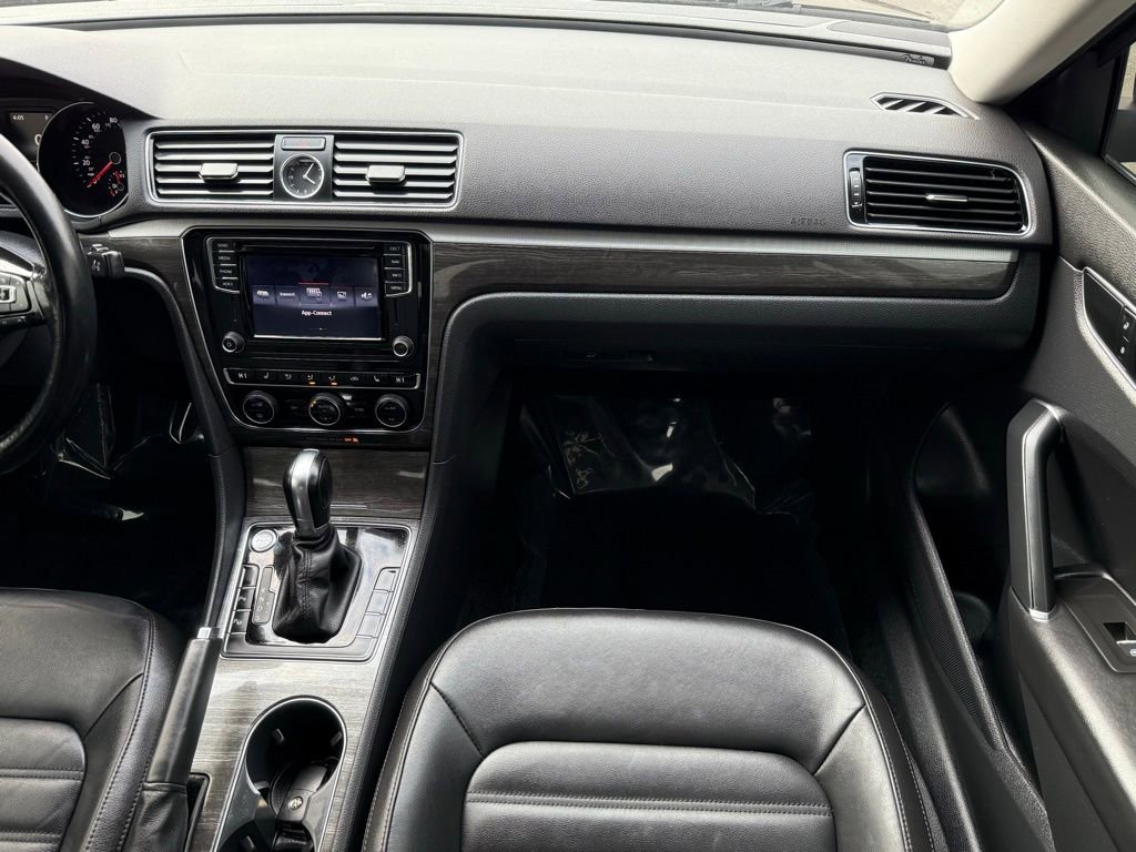 Used 2017 Volkswagen Passat 1.8T SEL Premium image 27