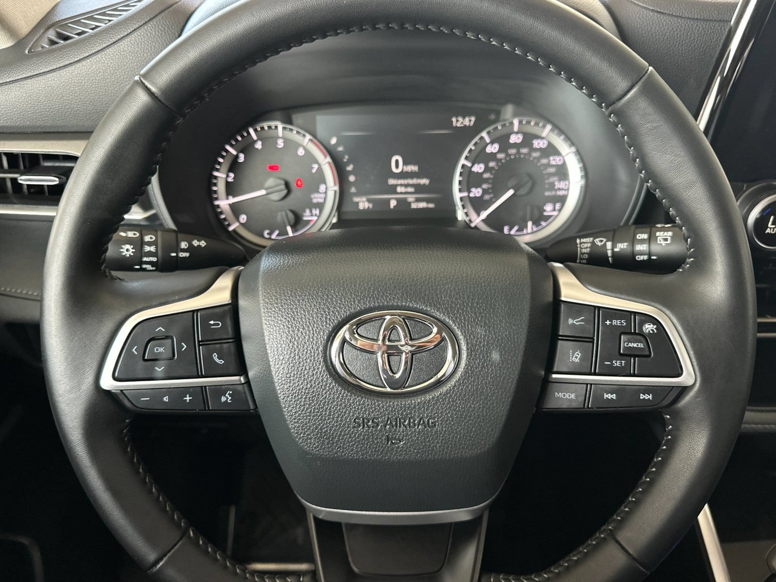 Used 2025 Toyota Highlander LE AWD/4WD image 22
