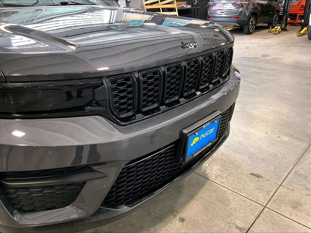 Used 2023 Jeep Grand Cherokee Altitude AWD/4WD image 33