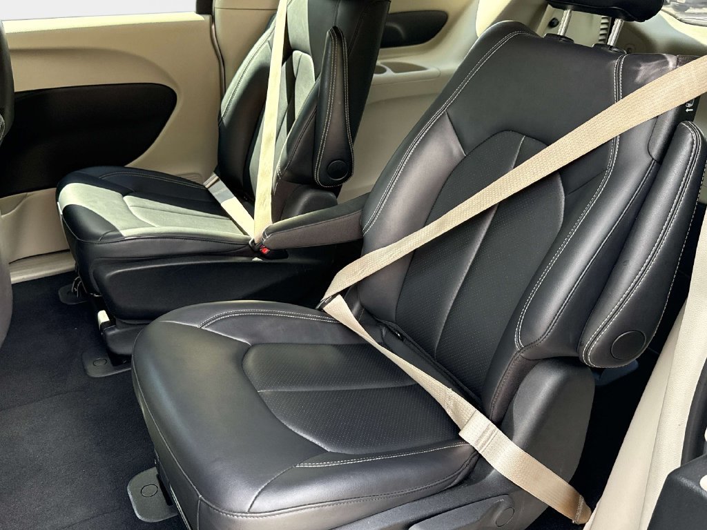 Used 2024 Chrysler Pacifica Limited FWD image 15