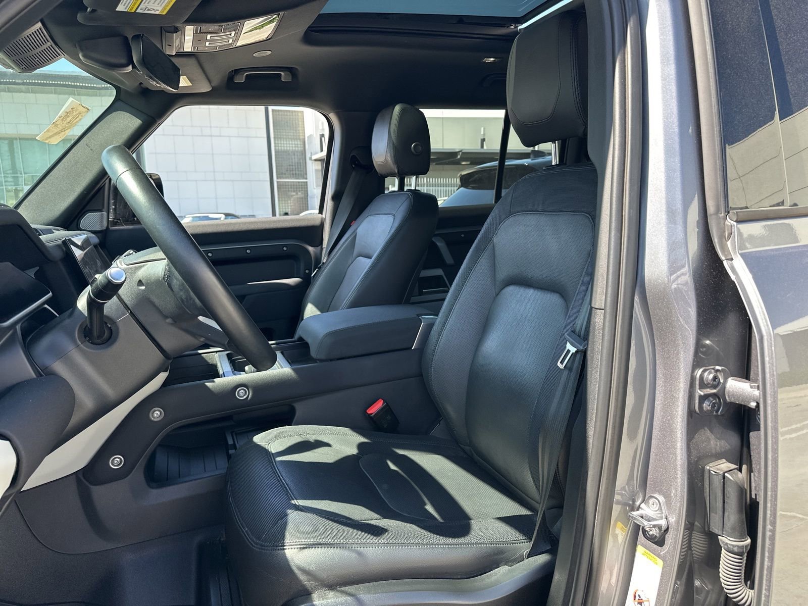 Used 2023 Land Rover Defender 130 X-Dynamic SE image 9