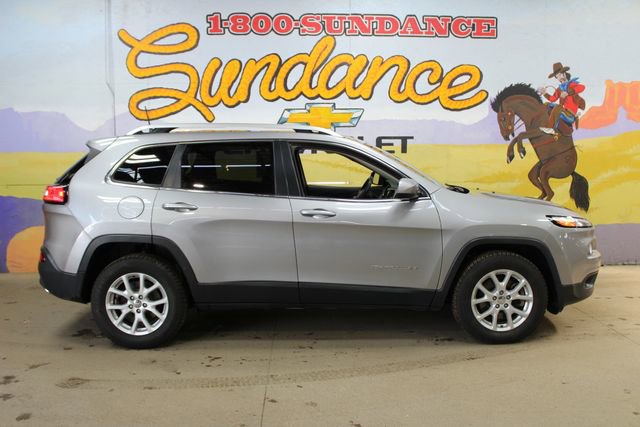 Used 2017 Jeep Cherokee Latitude w/ Cold Weather Group AWD/4WD image 1
