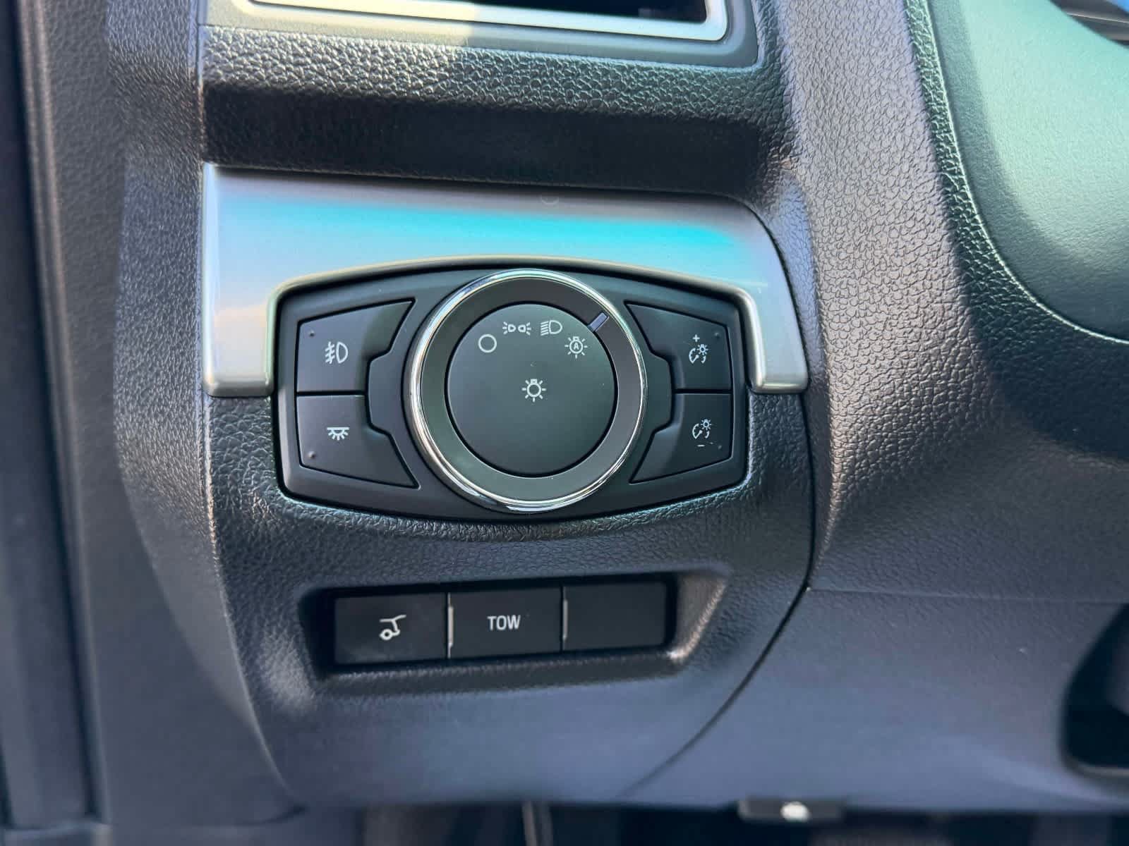 Used 2017 Ford Explorer XLT w/ Equipment Group 202A AWD/4WD image 16