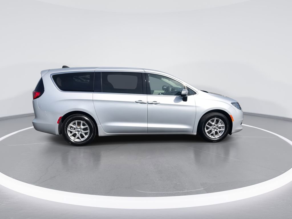 Used 2023 Chrysler Voyager LX image 9