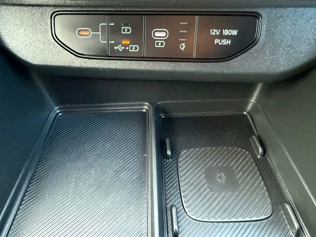 Used 2025 Kia Carnival EX image 31