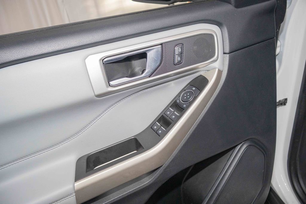 Used 2022 Ford Explorer XLT w/ Equipment Group 202A image 11