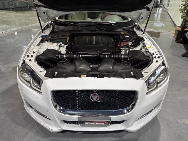 Used 2016 Jaguar XJ R-Sport RWD image 18