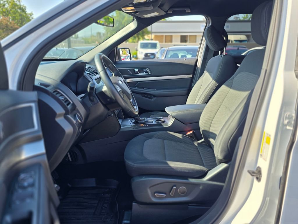 Used 2018 Ford Explorer XLT w/ Equipment Group 201A FWD image 13