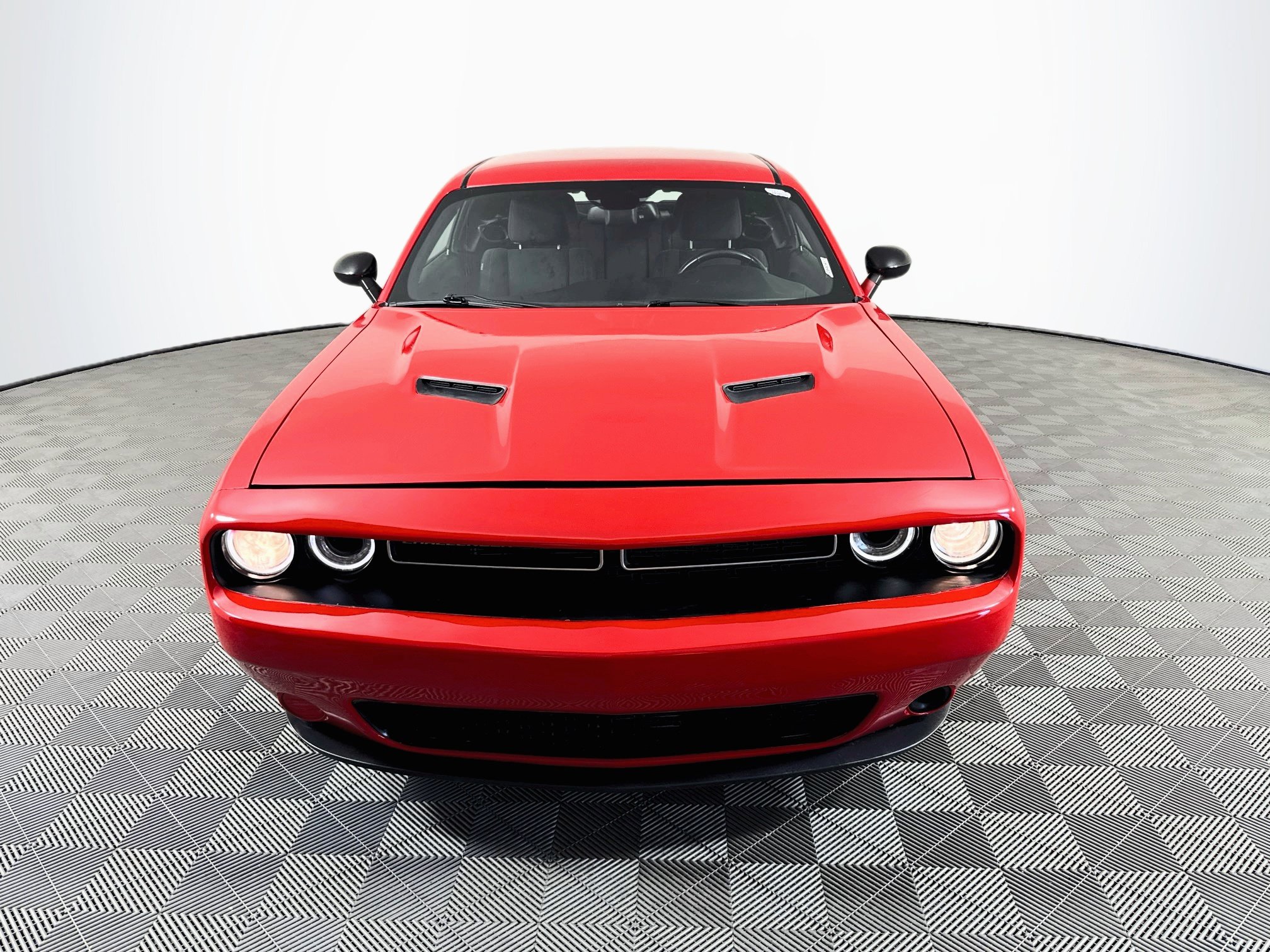 Used 2016 Dodge Challenger SXT RWD image 2