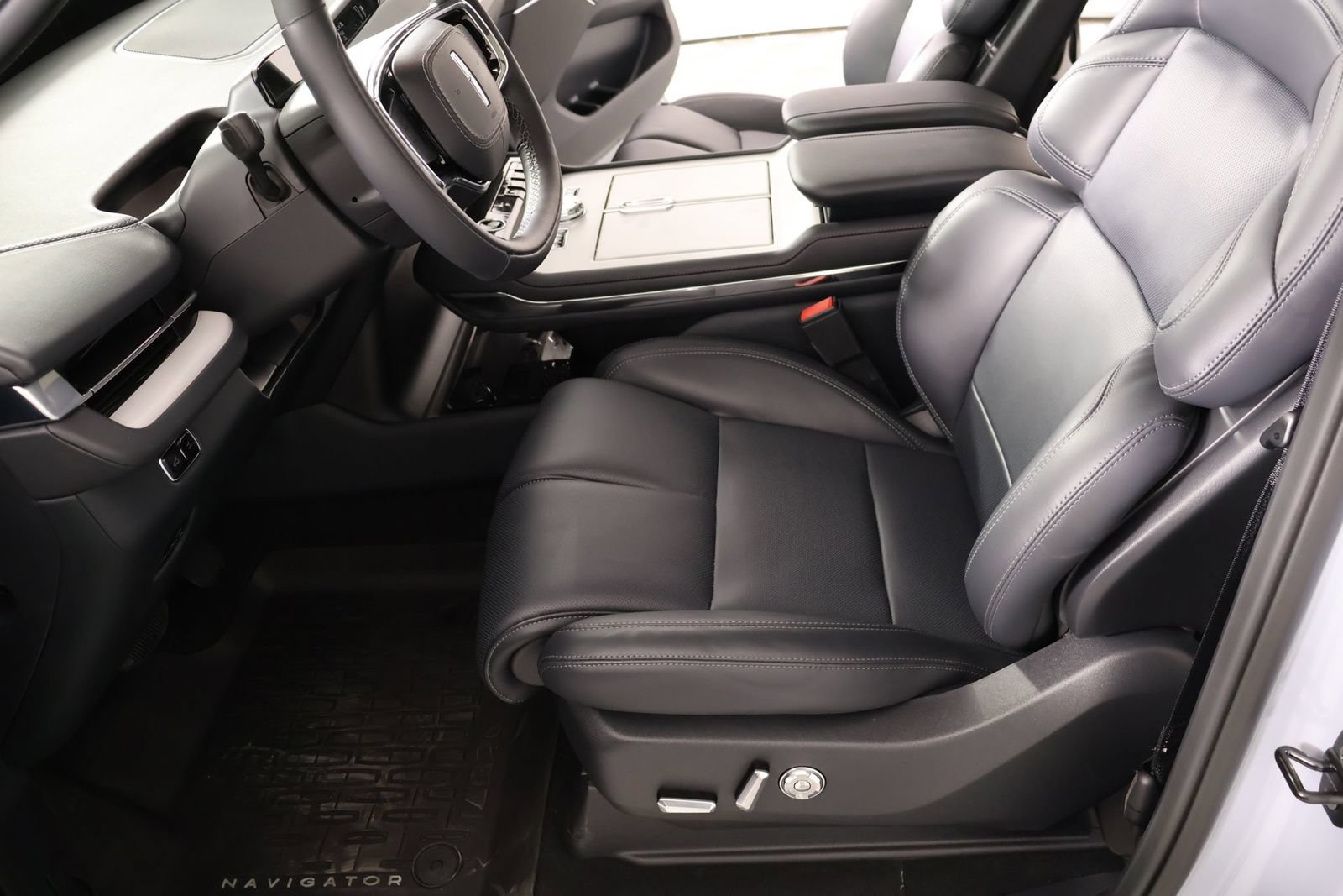 New 2025 Lincoln Navigator Reserve w/ Jet Appearance Package AWD/4WD image 12