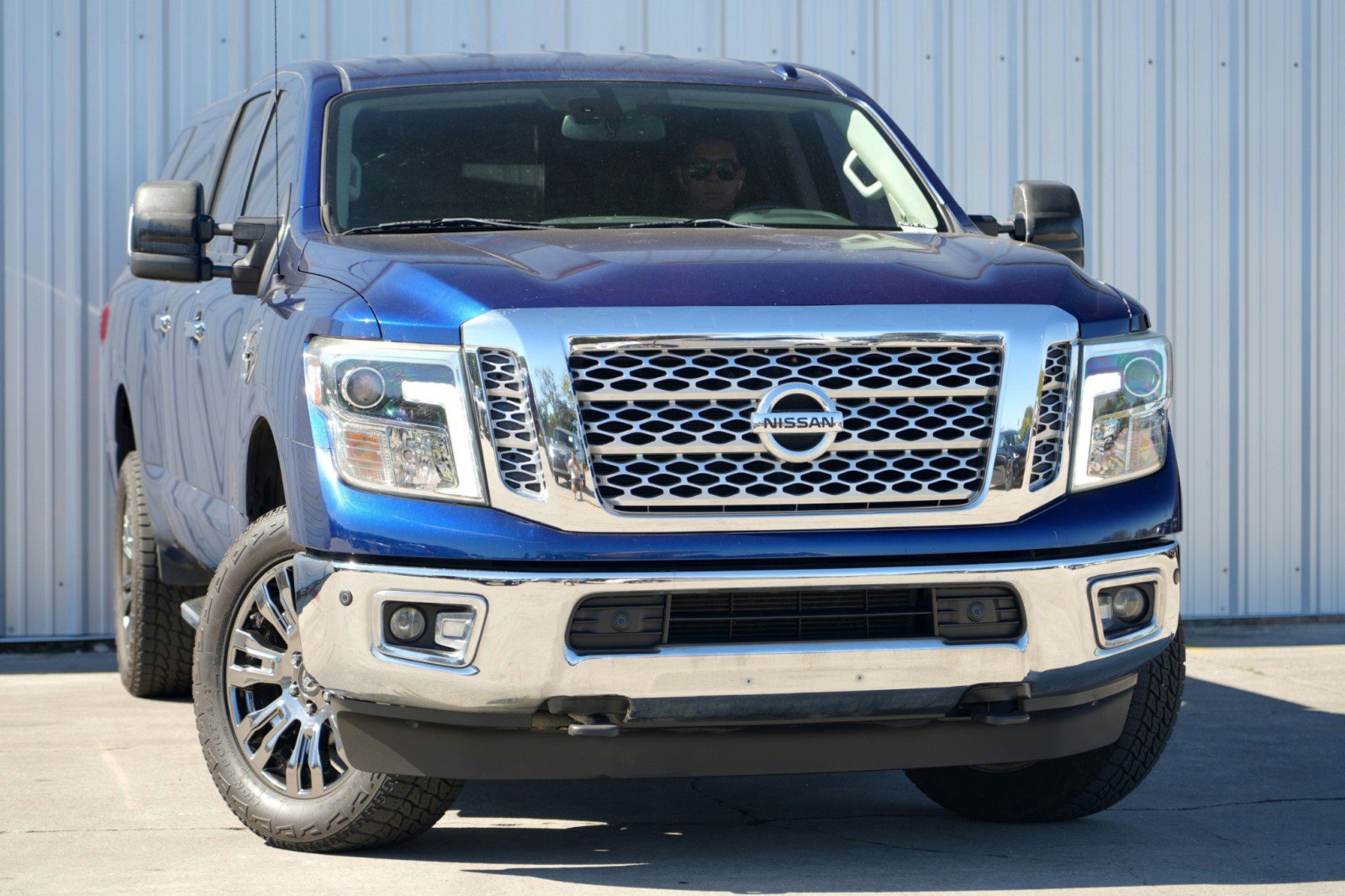 Used 2016 Nissan Titan SL image 2