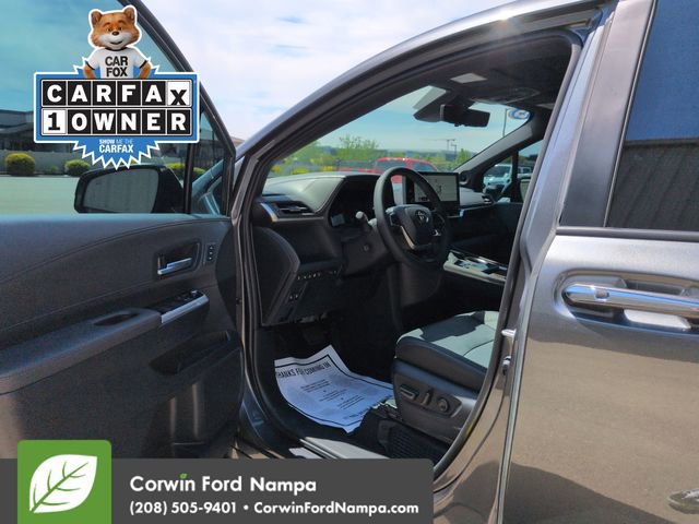 Used 2025 Toyota Sienna Platinum AWD/4WD image 9