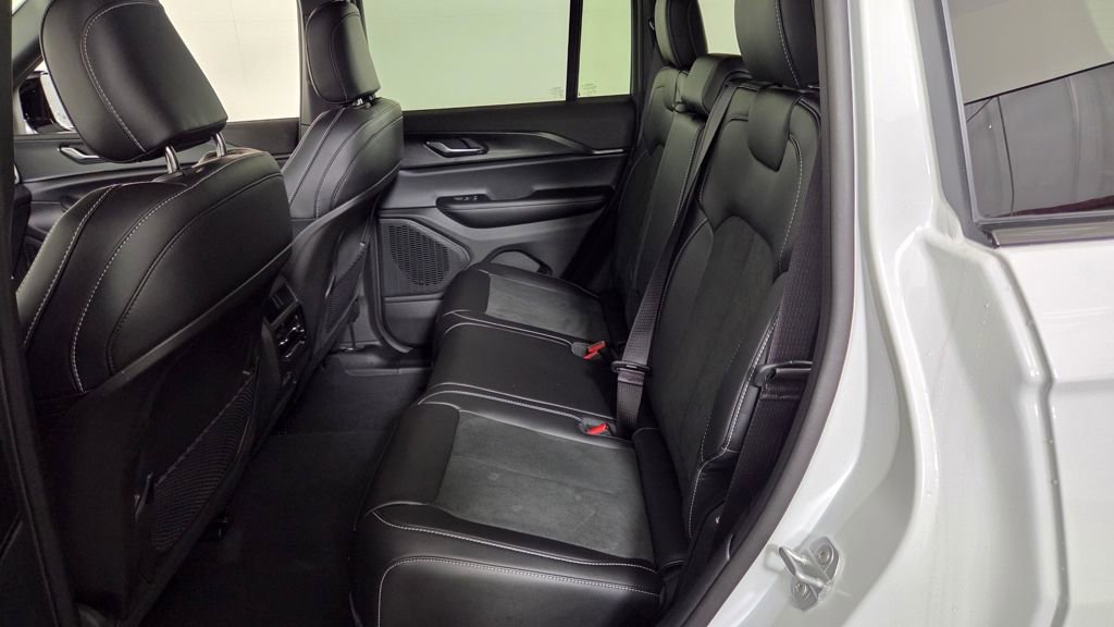 New 2025 Jeep Grand Cherokee Altitude image 29