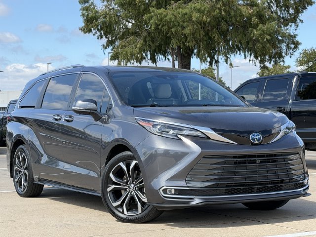 Used 2025 Toyota Sienna Platinum FWD image 2