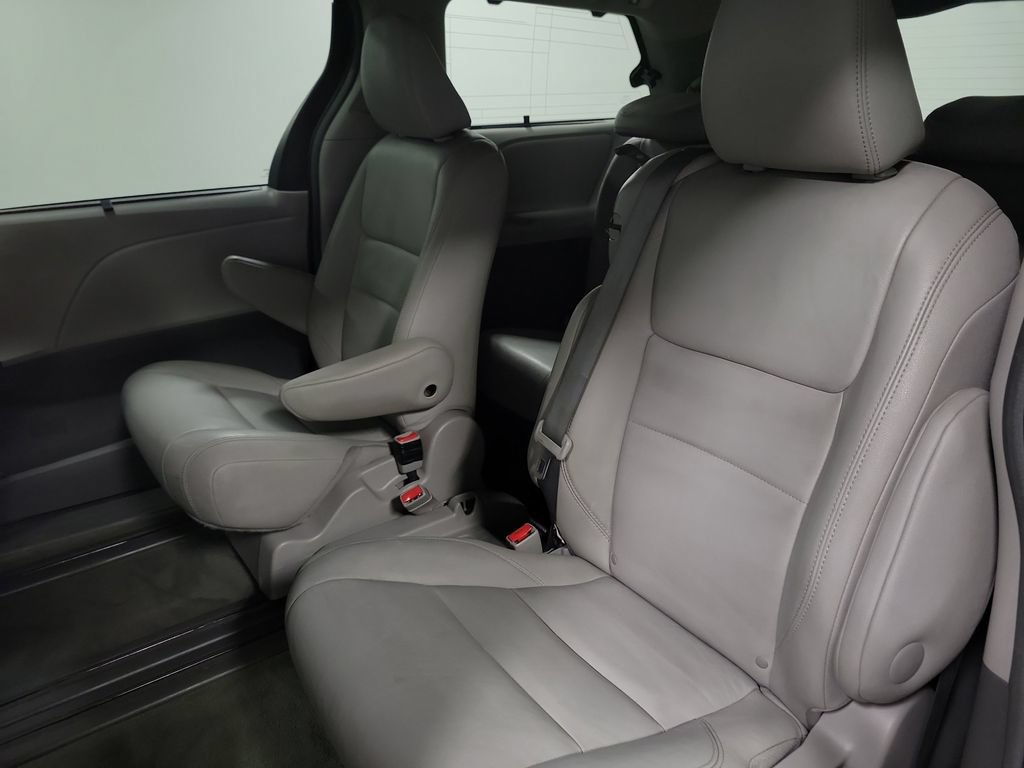 Used 2017 Toyota Sienna XLE Premium FWD image 28