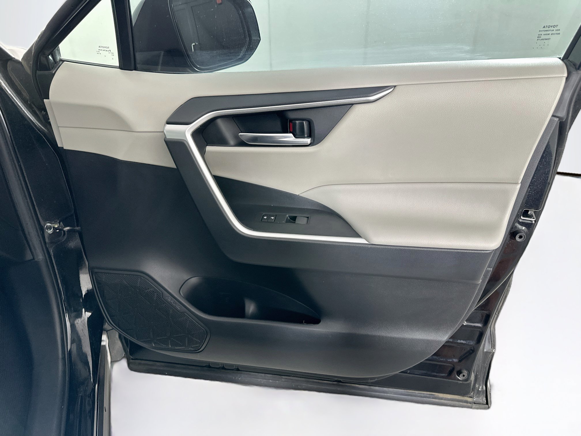 Used 2020 Toyota RAV4 XLE w/ Convenience Package FWD image 31