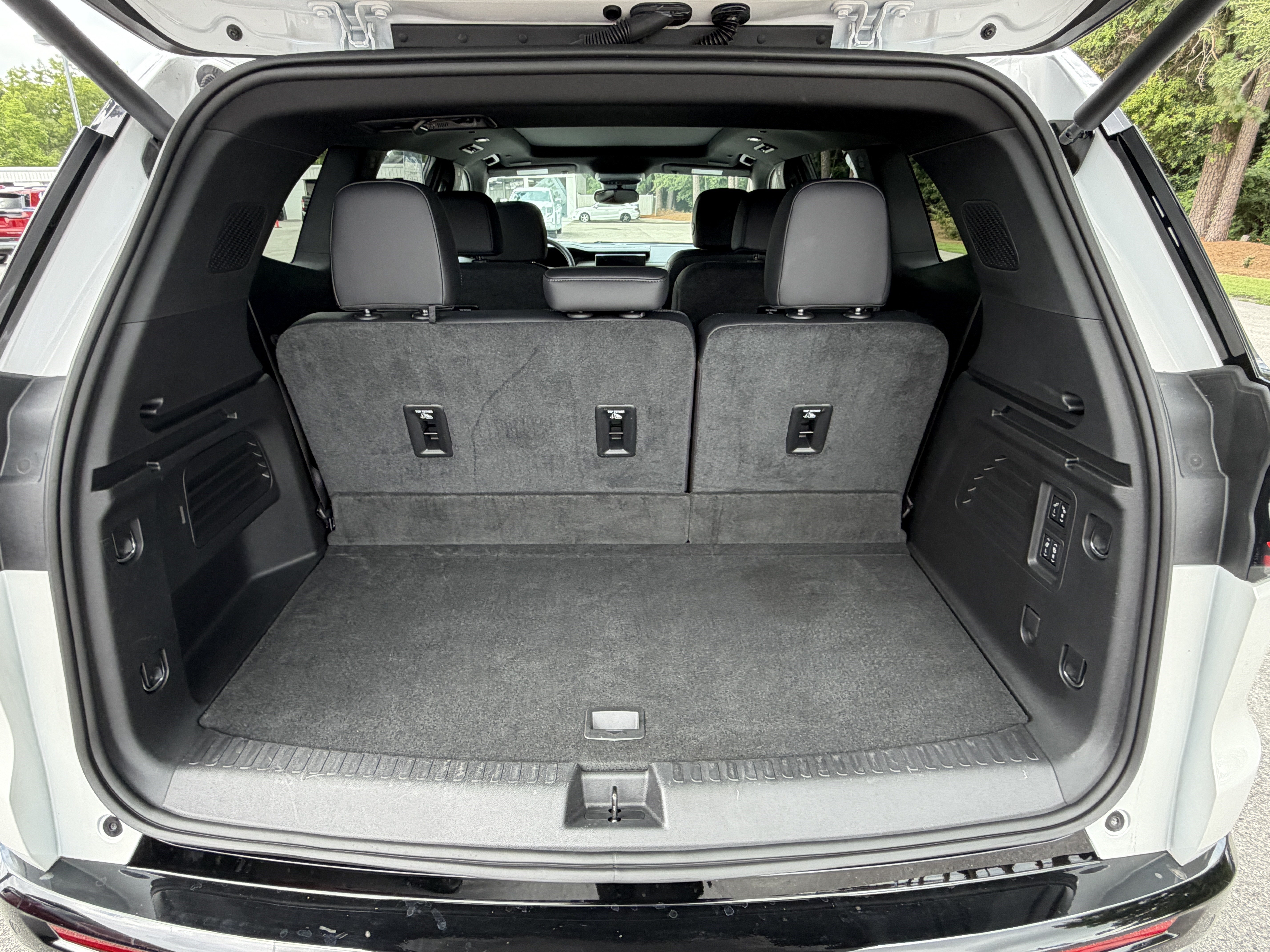 Used 2025 GMC Acadia Denali w/ LPO, Floor Liner Package AWD/4WD image 4