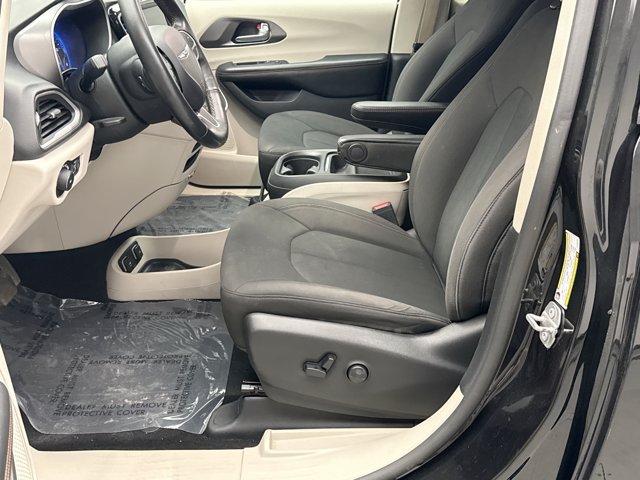Used 2020 Chrysler Pacifica Touring FWD image 11