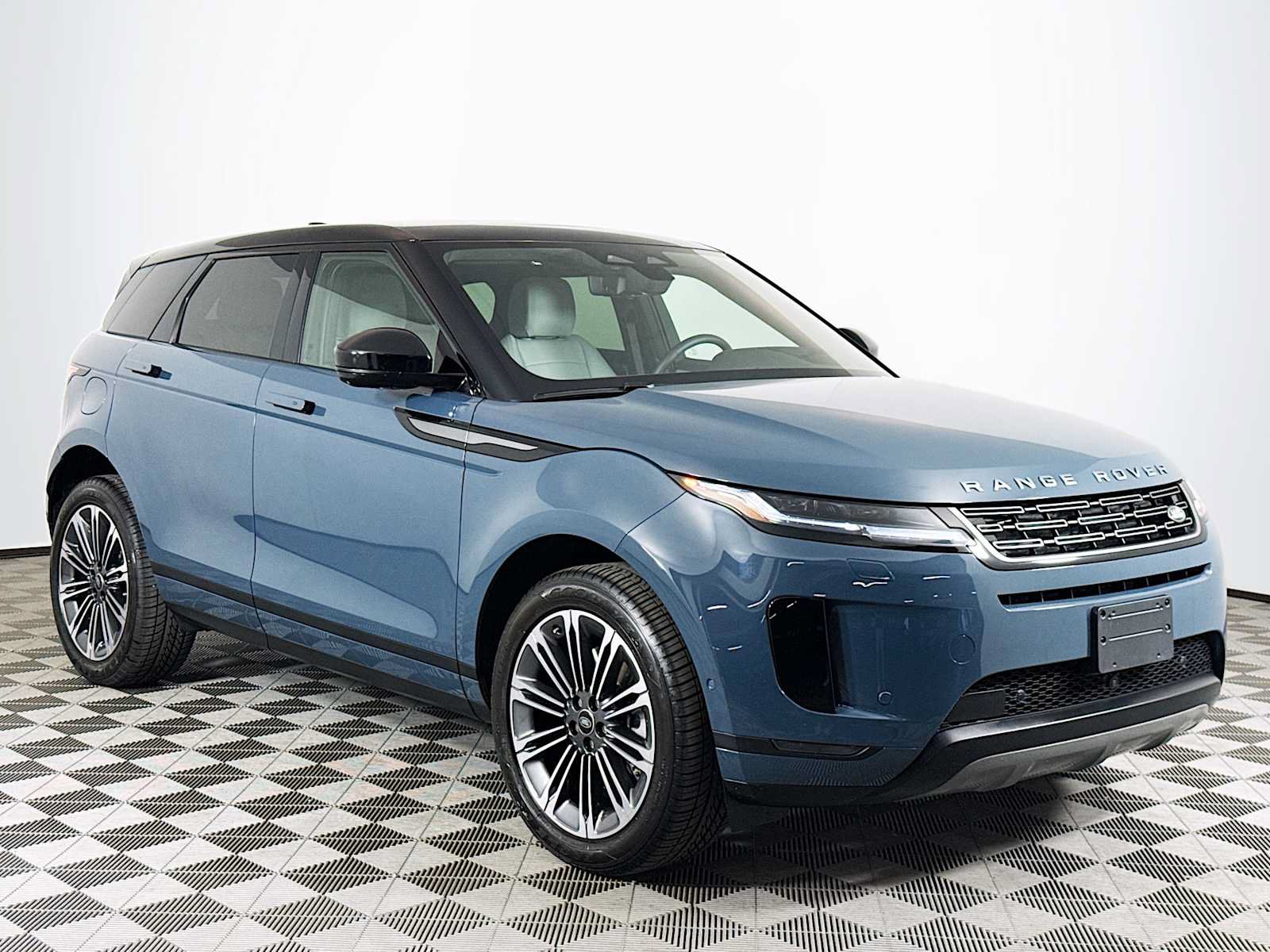 Used 2026 Land Rover Range Rover Evoque S AWD/4WD image 3