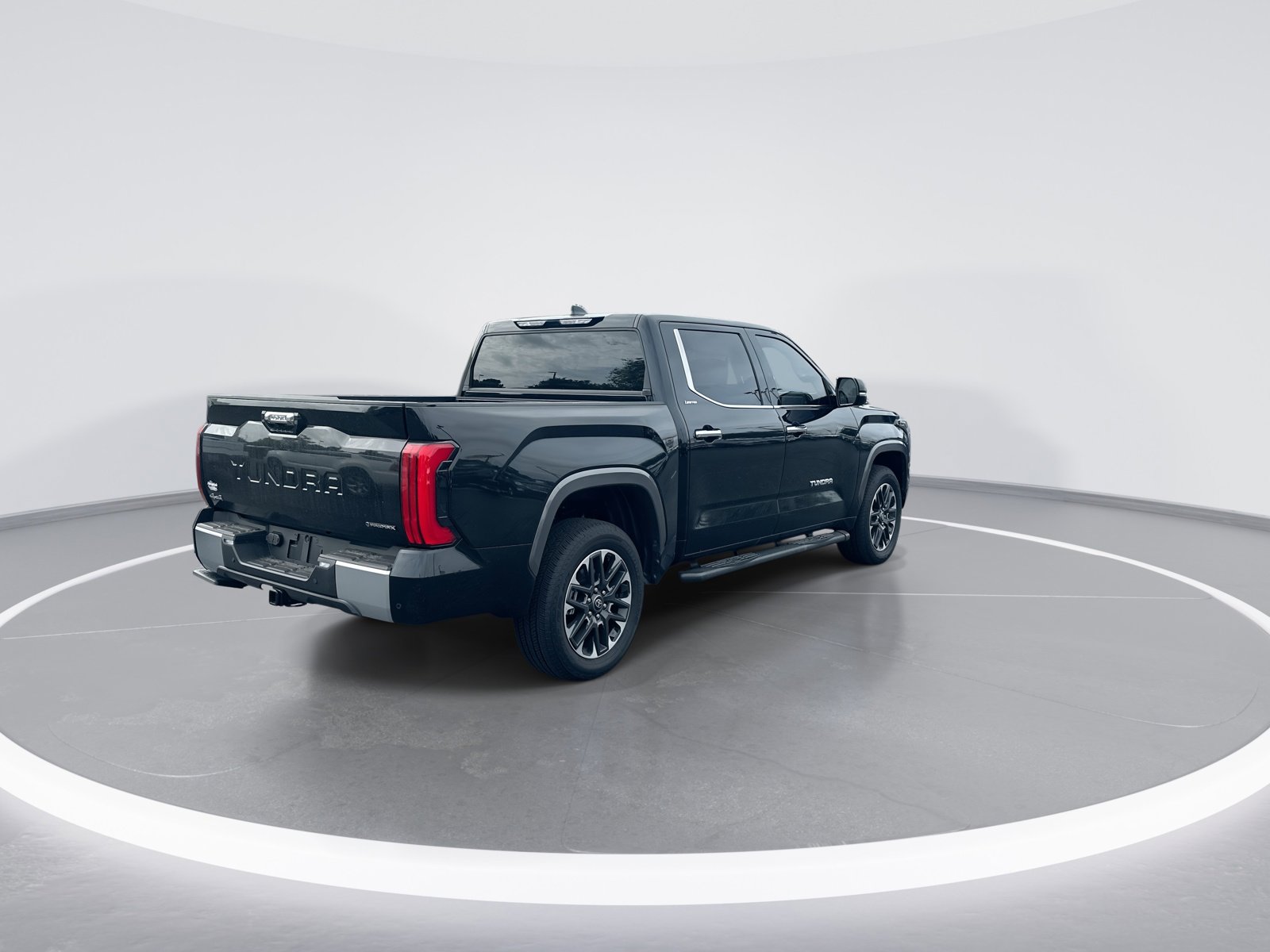 Used 2025 Toyota Tundra Limited AWD/4WD image 9
