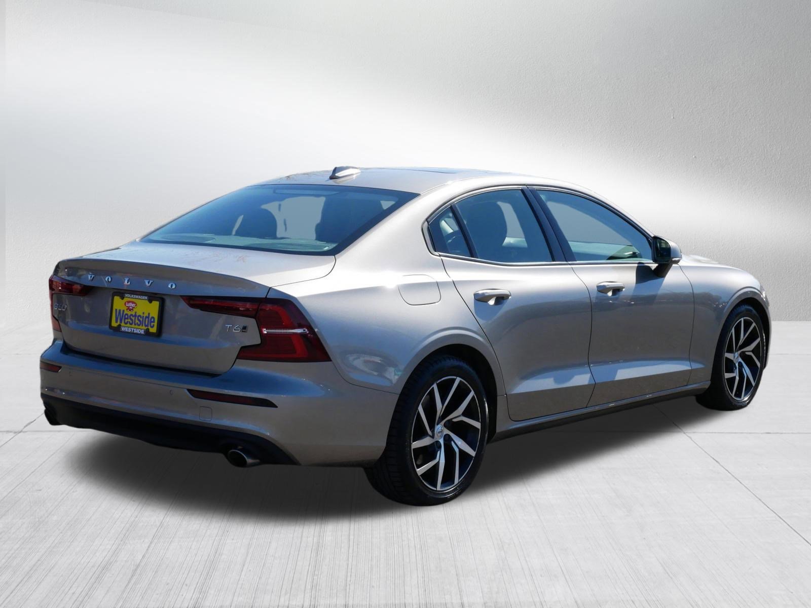 Used 2019 Volvo S60 T6 Momentum w/ Premium Package image 7