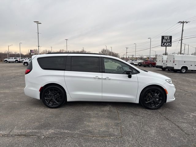Used 2025 Chrysler Pacifica Limited FWD image 6