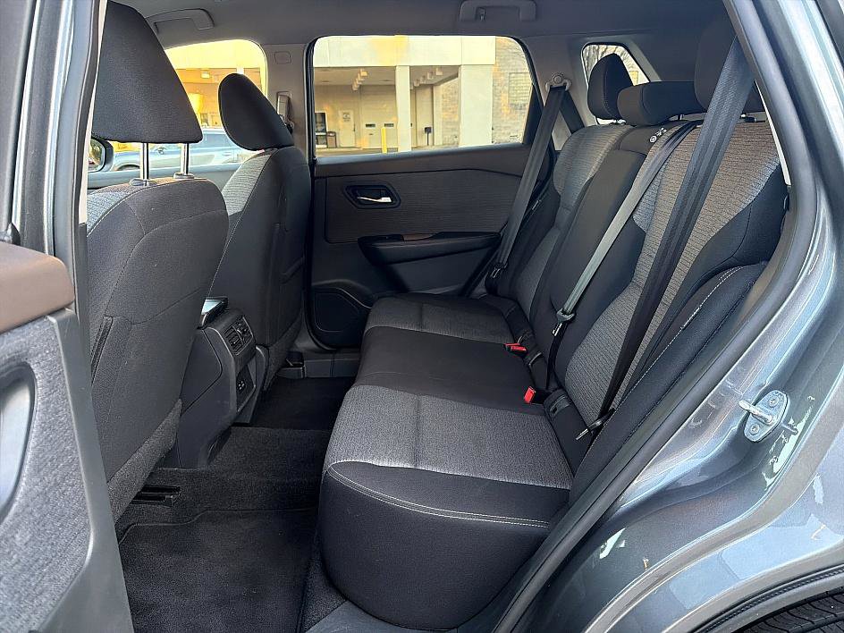 Used 2023 Nissan Rogue SV image 12
